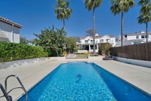 Unifamiliar Pareada En venta en El Capricho, Marbella photo 0