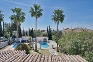 Unifamiliar Pareada En venta en El Capricho, Marbella photo 0