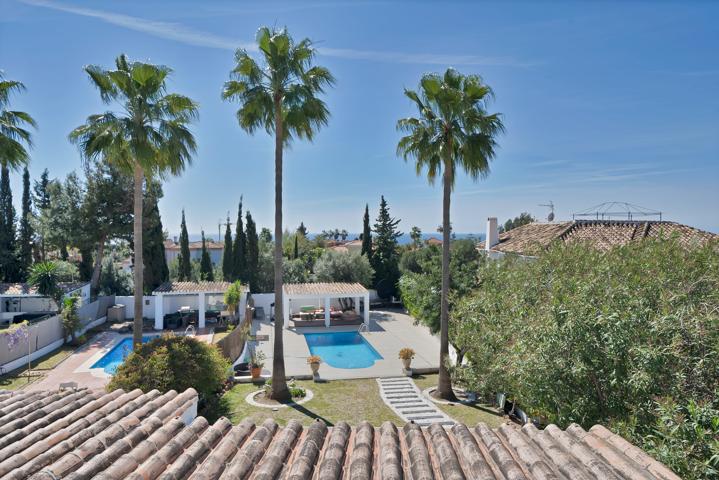 Unifamiliar Pareada En venta en El Capricho, Marbella photo 0