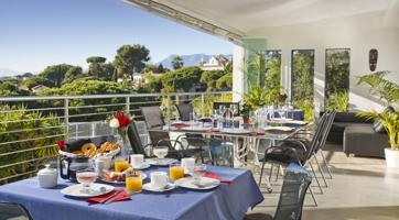Villa hostal independiente en venta en Paseo de Alemania, Elviria (Marbella) photo 0