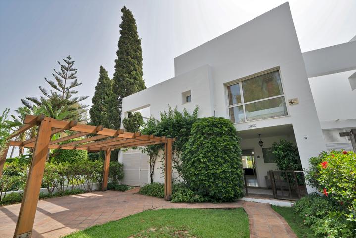 El hogar perfecto para tu familia, adosado de 5 habitaciones con jardín privado, en Guadalmina Baja – Marbella photo 0