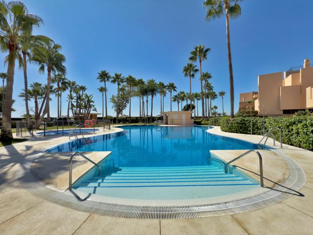 Vivienda de lujo en primera línea de playa en el exclusivo complejo Bahía de la Plata, Estepona photo 0