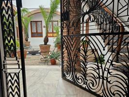 Edificio a la venta en buen estado en el barrio de San Andrés. Tres plantas más cubierta y patio photo 0