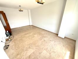 Piso de 4 dormitorios y 2 baños con cochera y trastero junto Vial y Renfe photo 0