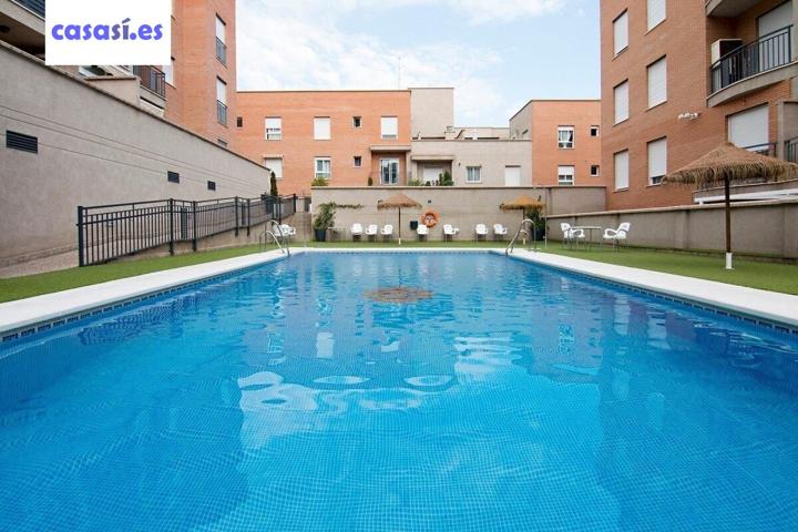 PISO LUMINOSO EN BUEN ESTADO CON PISCINA COMUNITARIA, DOS GARAJES Y TRASTERO photo 0