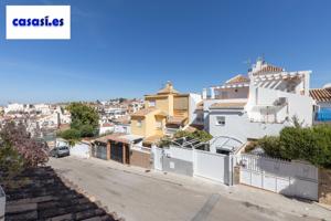 Preciosa Casa con 4 Dormitorios y torreón-despacho y cochera en zona tranquila de Huétor Vega photo 0