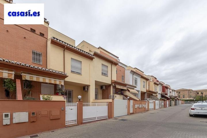 Fantástica casa adosada junto a Barrio Periodistas ideal para vivir en el centro de Granada. photo 0