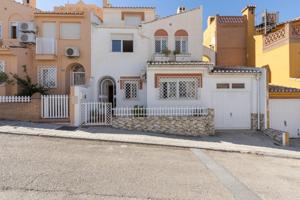 Preciosa Casa con 4 Dormitorios y torreón-despacho y cochera en zona tranquila de Huétor Vega photo 0