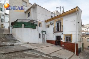 Bonita casa con 3 habitaciones, 2 baños, salón y patio situada en pleno centro de Colomera. photo 0