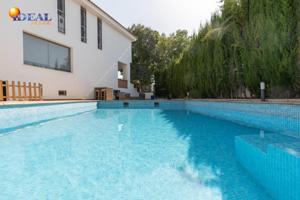 Preciosa casa en Llanos de Silva con piscina y amplio patio. photo 0