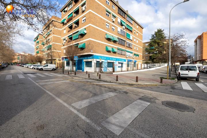 Gran local junto a Colegio El Carmelo. Ideal negocio, oficina u otros usos. Precio económico photo 0