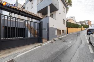 Amplia casa renovada, 3 dormitorios mas ático con terraza photo 0