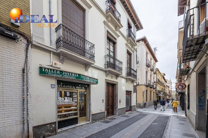 Exclusivo piso con reforma de diseño en el corazón de Granada photo 0