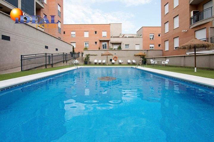 PISO LUMINOSO EN BUEN ESTADO CON PISCINA COMUNITARIA, DOS GARAJES Y TRASTERO photo 0