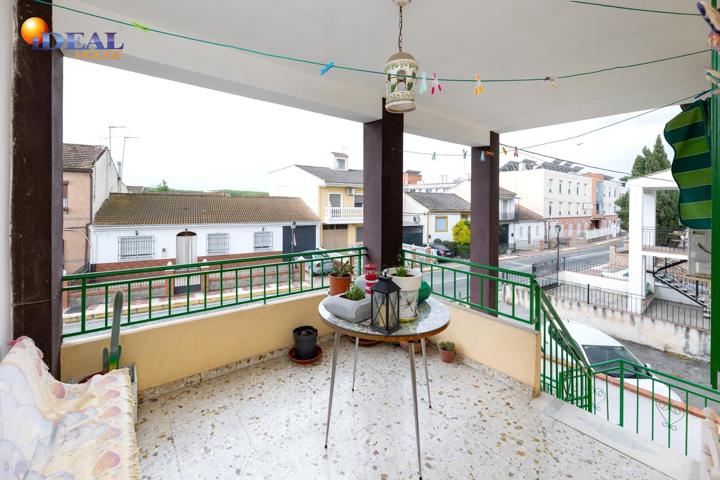 Venta de casa con 2 pisos + 1500 m2 de parcela en Fuente Vaqueros (Granada) photo 0