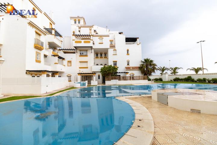 ¡Piso en Primera Línea de Playa en Roquetas de Mar con Piscina! photo 0
