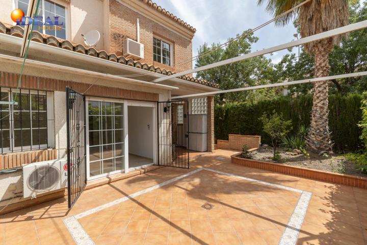 ¡MAGNIFICA CASA PAREADA EN LA MEJOR ZONA RESIDENCIAL DE HUETOR VEGA... LOS REBITES! photo 0