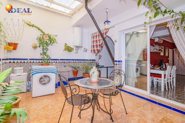 Casa adosada en zona residencial cerca del centro de Loja photo 0