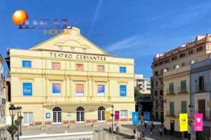 Edificio emblemático frente teatro Cervantes photo 0