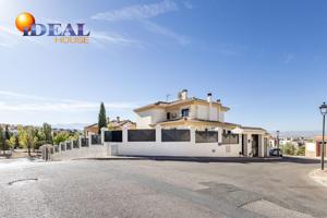 Cortijo del Aire, Albolote | Chalet pareado de esquina con jardín de revista y piscina nueva photo 0