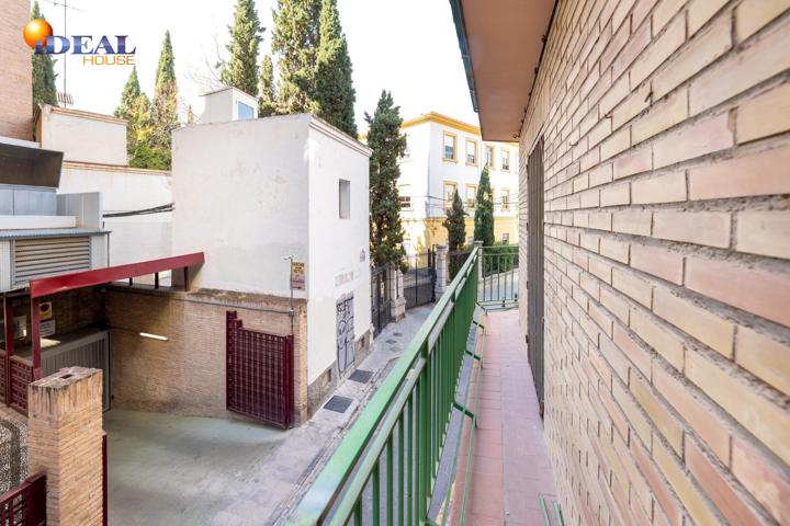 Venta de piso de 4 dormitorios y 2 baños en Granada (Zona Centro) photo 0