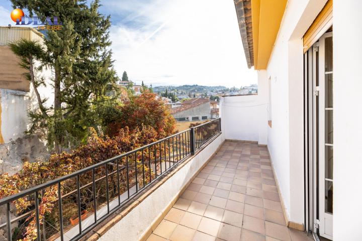 Casa en venta en el centro de Alfacar – Amplia, luminosa y muy funcional photo 0