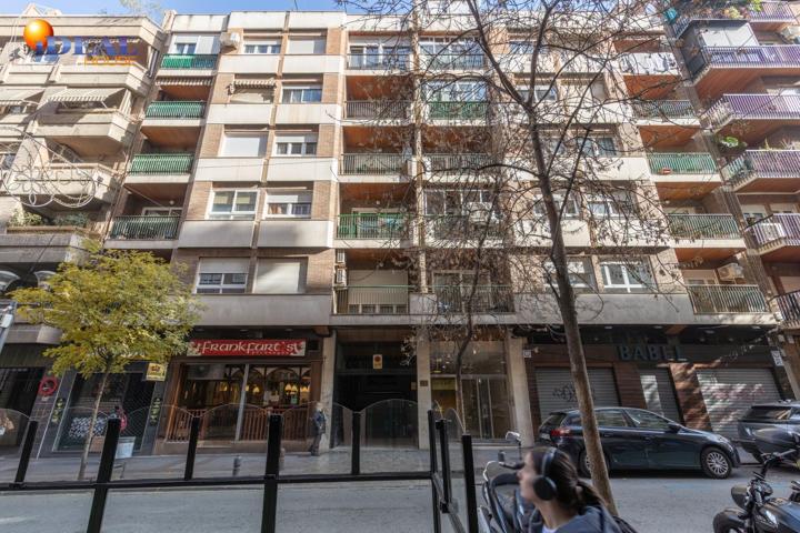 Piso en venta en pleno centro de Granada – Planta alta, garaje y gran potencial de reforma photo 0