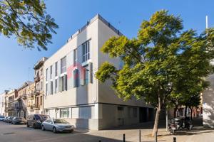 Lote de 2 plazas de coche y 1 de moto a la venta en Diagonal Mar i el Front Marítim del Poblenou photo 0