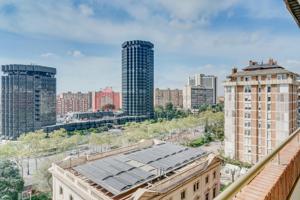 Extraordinaria vivienda, totalmente exterior en venta en la Avenida Diagonal en Pedralbes. photo 0