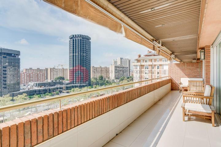 Extraordinaria vivienda, totalmente exterior en venta en la Avenida Diagonal en Pedralbes. photo 0
