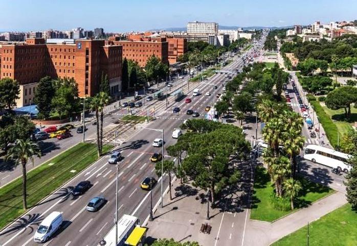 Extraordinaria vivienda, totalmente exterior en venta en la Avenida Diagonal en Pedralbes. photo 0