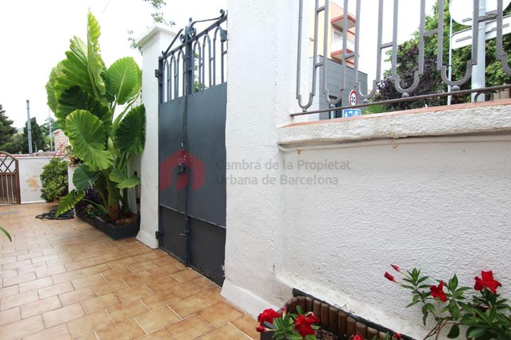 Casa unifamiliar junto a la Plaça de l’Església a Santa Coloma de Gramanet. photo 0