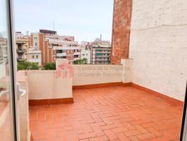 Edificio con inquilinos en el corazón del barrio El Guinardó, cerca de la Plaça Catalana. photo 0