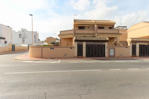 Villa En venta en Torrevieja photo 0