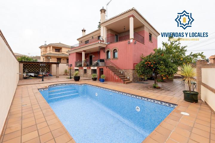 Vive el Lujo a lo Grande: Exclusivo Chalet Independiente con Piscina en Los Chopos photo 0