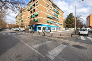 Gran local junto a Colegio El Carmelo. Ideal negocio, oficina u otros usos. Precio económico photo 0