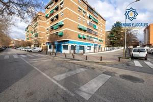 Gran local junto a Colegio El Carmelo. Ideal negocio, oficina u otros usos. Precio económico photo 0