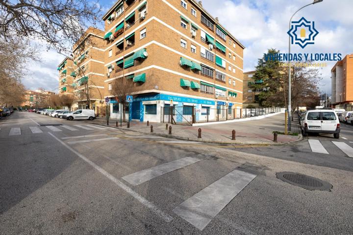 Gran local junto a Colegio El Carmelo. Ideal negocio, oficina u otros usos. Precio económico photo 0