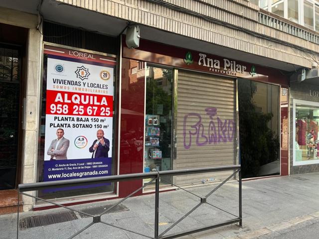 Local con gran fachada en una de las zonas mas comerciales de Granada, calle Alhóndiga. photo 0