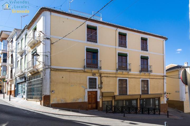 Espectacular edificio a 3 calles con vivienda y locales comerciales en pleno centro de Alhama de Gr photo 0