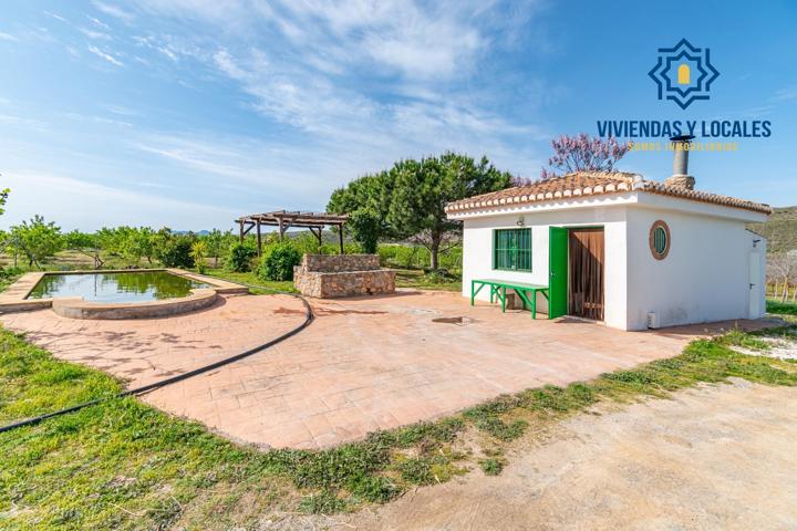 Finca rústica en venta con casa, nave y piscina photo 0