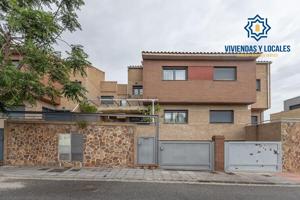 EXCLUSIVO ADOSADO EN ARMILLA: VISTAS, LUZ, DISEÑO Y CONFORT TOTAL photo 0