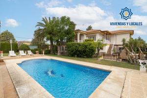 Chalet con piscina en Urbanización Suspiro del Moro photo 0