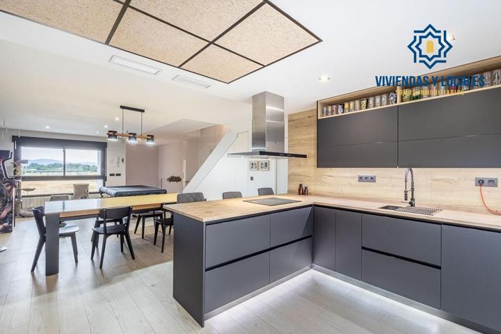 ¡IMPRESIONANTE CASA CON CALIDADES TOP Y COMPLETA DE EXTRAS EN MARACENA! photo 0