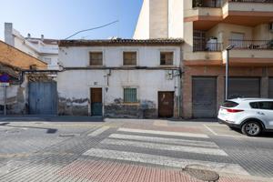 Atención promotores. Casa para derribar y hacer bloque de hasta 720 m² de obra en Maracena centro photo 0