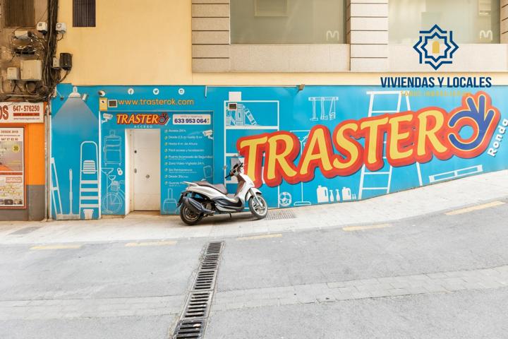 Fantástico local con 90 trasteros junto Recogidas photo 0