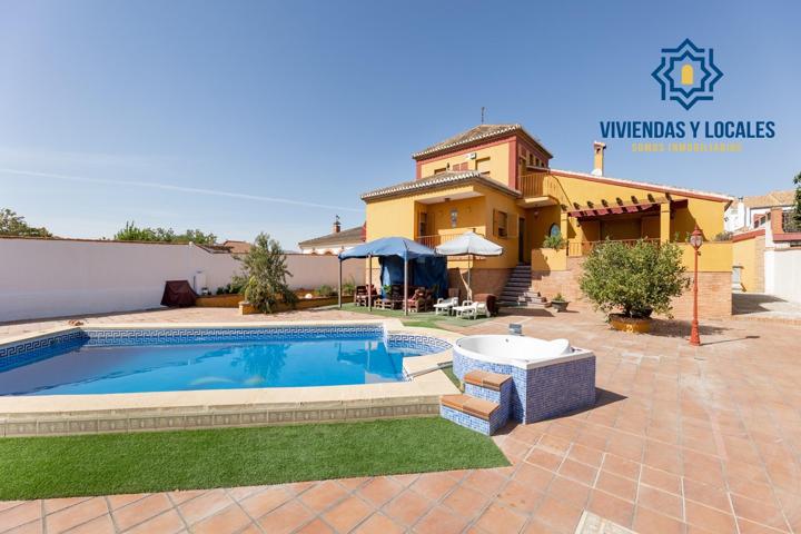 Chalet exclusivo con piscina y jardín en urbanización Pretel en Albolote (Granada) photo 0