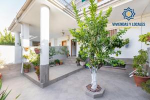 Amplia casa con terraza y patios en el centro de Atarfe photo 0