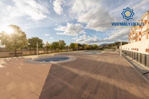 Piso en urbanización privada con piscina comunitaria, terraza, 2 plazas de garaje y trastero. photo 0