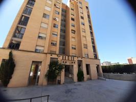 PISO CON ASCENSOR Y ZONA DE APARCAMIENTO photo 0